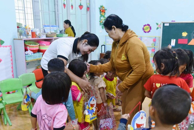 Ban Từ thiện: Tặng quà Trung Thu cho các em học sinh ở Đắk Som, Đăk Nông